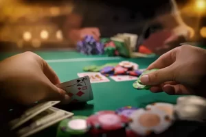 Dealer profissional distribuindo cartas ao viv